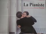 affiche du film « La Pianiste » représentant un couple s'embrassant par terre