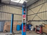 une photo d'un pont élévateur dans un garage