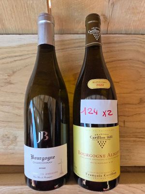 deux bouteilles de vin posées sur une table