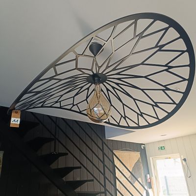 une photo d'un escalier en colimaçon dans une maison