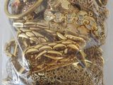 un sac contenant des bijoux en or, posé sur une table
