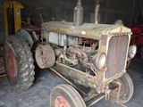 un vieux tracteur qui prend la poussière dans un garage