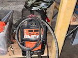 une photo d'un équipement de soudure dans un garage