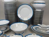 beaucoup d'assiettes et de bols posés sur une table