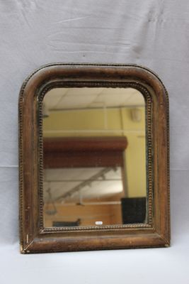 un petit miroir posé sur une table