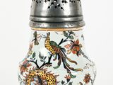 une image représentant un vase décoratif orné d'un oiseau