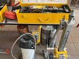 un établi avec des outils dessus dans une pièce