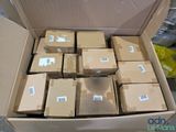 un carton rempli de boîtes de différentes tailles et couleurs