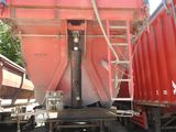 un camion-benne rouge garé à côté d'un autre camion-benne rouge