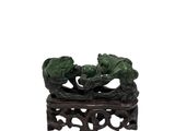 Figurine chinoise en jade sculpté représentant deux grenouilles sur une branche d'arbre