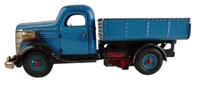 un camion jouet bleu muni d'une poignée en bois