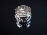 une pièce d'argent posée sur une surface noire