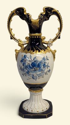 un vase bleu et blanc posé sur un socle noir