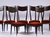 quatre chaises sont alignées en rangée, avec des assises recouvertes de velours rouge