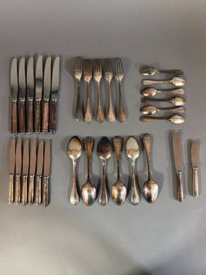 beaucoup de cuillères et de fourchettes en argent sur la table