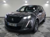 la voiture grise est garée dans le garage sur le sol en damier