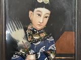 tableau représentant une femme en robe bleue tenant un pinceau et un éventail