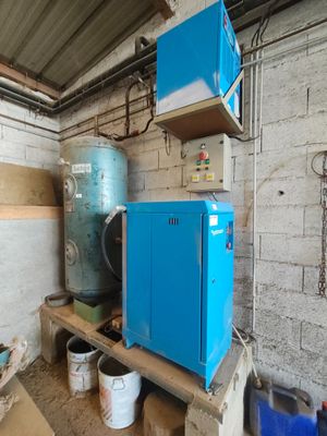 un réfrigérateur bleu posé sur une étagère en bois dans une pièce