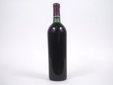 une bouteille de vin posée sur une table