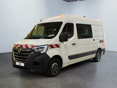 l'image d'une camionnette blanche garée dans un garage
