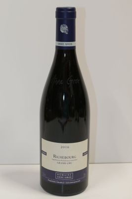 une bouteille de vin posée sur une table