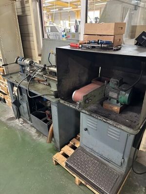 une machine qui se trouve à l'intérieur d'un bâtiment