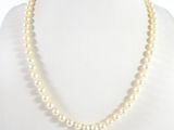 un collier de perles blanches sur un mannequin mannequin mannequin mannequin mannequin mannequin mannequin mannequin mannequin mannequin