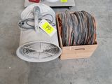 plein de fils et un ventilateur posé par terre