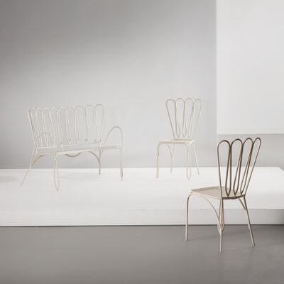 deux chaises et une table dans une pièce blanche aux murs blancs