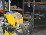 une machine qui se trouve à l'intérieur d'un entrepôt