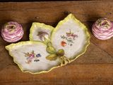 une assiette ornée d'un motif de papillon, posée à côté de cupcakes