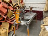 une pile de chaises et une table dans une pièce