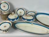 beaucoup d'assiettes et de bols bleus et blancs sur une table