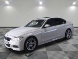 une photo d'une BMW blanche garée dans un showroom