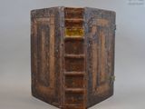 une petite boîte en bois contenant une échelle