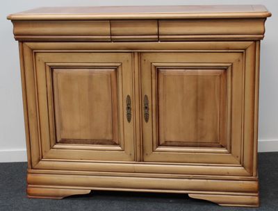 une armoire en bois surmontée de deux portes