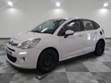 la photo d'une petite voiture blanche garée dans un garage