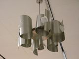 un lustre fait de boîtes de conserve suspendu au plafond