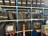 de nombreux pneus sur les étagères du garage