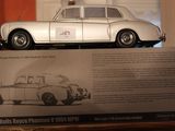 une maquette de voiture blanche exposée devant une vitrine