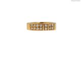 gros plan d'une bague en or avec des diamants sur fond blanc