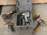 une trousse à outils posée sur le sol