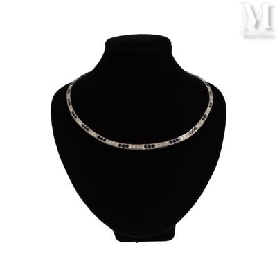 collier de perles noires et blanches autour du cou d'un mannequin