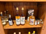 de nombreuses bouteilles d'alcool sur les étagères de cette armoire