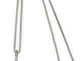 un gros plan d'un collier sur fond blanc, avec une chaîne