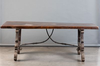 une image représentant une table en bois avec des pieds en fer et un plateau en bois