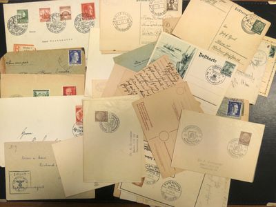 plusieurs vieilles lettres et enveloppes posées sur une table en bois