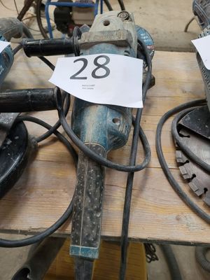 un grand nombre d'outils posés sur une table