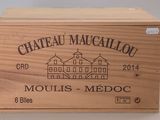 une boîte en bois portant une étiquette
