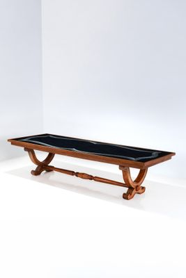 une photo d'une table en bois avec un plateau en verre noir